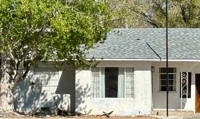 Foto del edificio - 708 N Monterey Ave