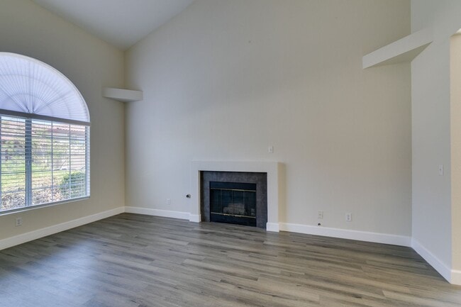 Building Photo - Amazing !! 2 Bedroom 2.5 Bathroom Townhous...