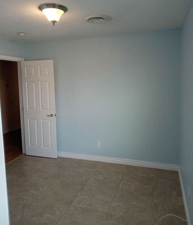 Building Photo - 219 Elm St