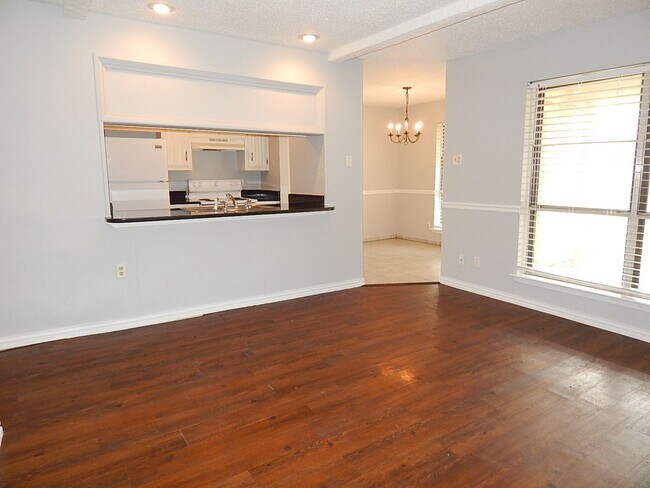 Building Photo - Very cute condo located in Centre Villa-Co...