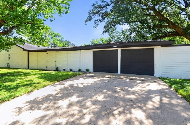 Building Photo - 5675 Sylmar Rd