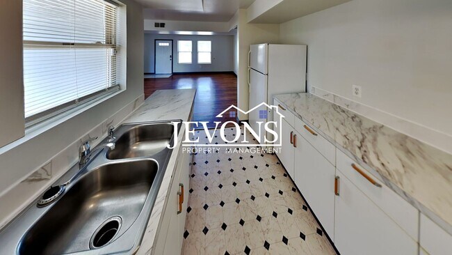 Building Photo - Enjoy this charming Yakima property conven...