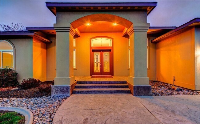 Building Photo - Gorgeous 4 bed, 3 full baths Craftsman Sty...