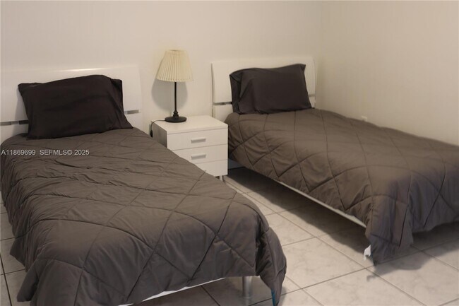 Foto del edificio - 17801 N Bay Rd