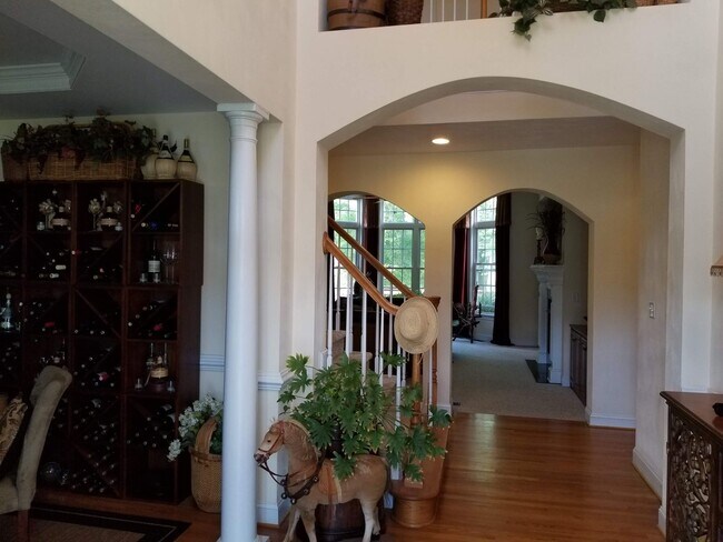 Building Photo - Farmhouse style home rental in Suffolk!