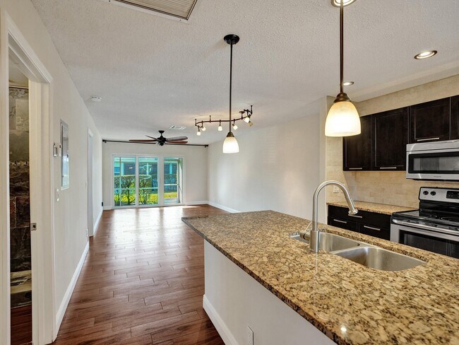 kitchen open plan - 2520 Juniper Dr