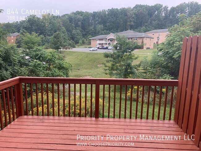 Building Photo - 844 Camelot Ln