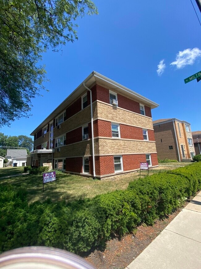Building Photo - 5821 N Elston Ave