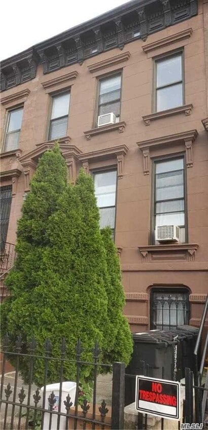 Primary Photo - 200 Hart St