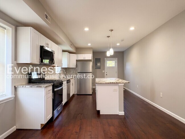 Foto del edificio - 3 Bed/1.5 Bath Townhome with fenced yard and deck/ Available Now!