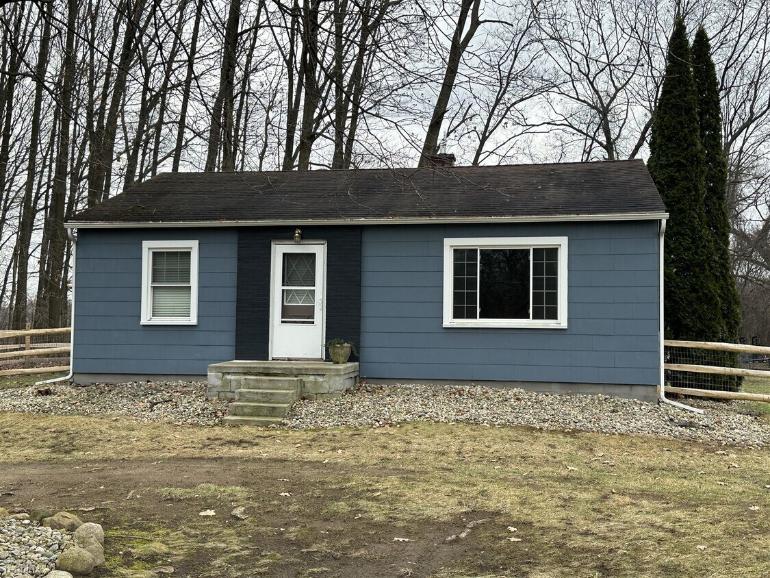 2 br, 1 bath House 4336 Clinton Rd House Rental in Jackson, MI