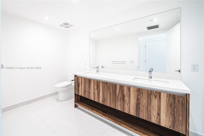 Foto del edificio - 9901 E Bay Harbor Dr