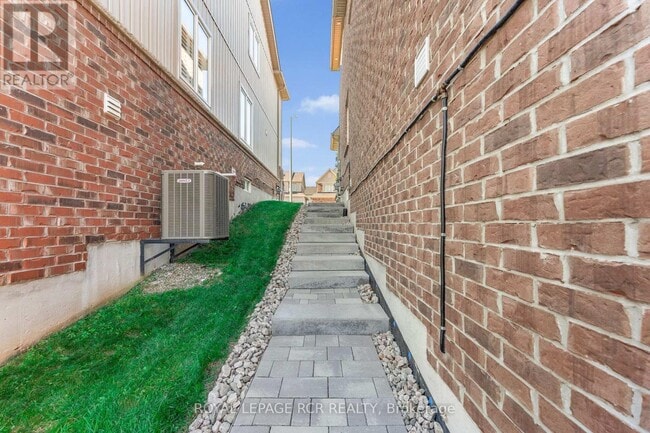 Photo du bâtiment - 26 Drew Brown Blvd