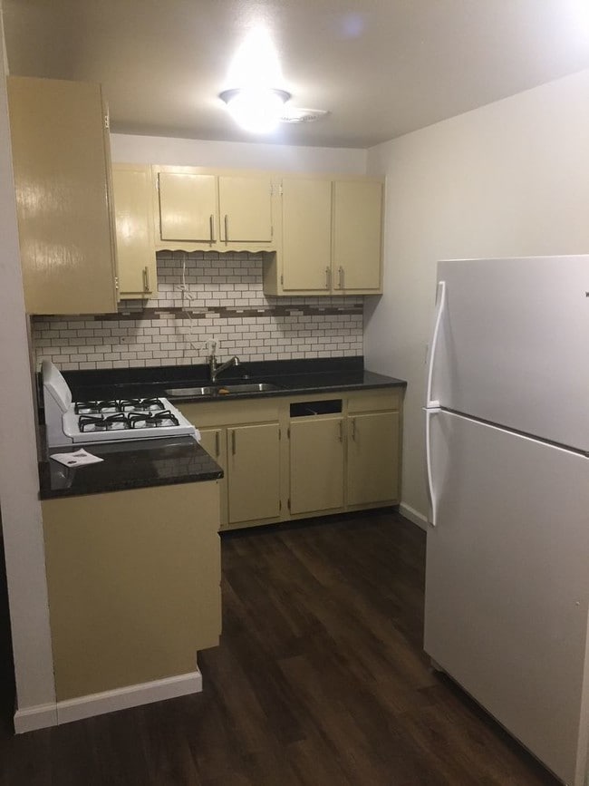 Building Photo - 1754 Grange Avenue - 2 Bedroom Lower