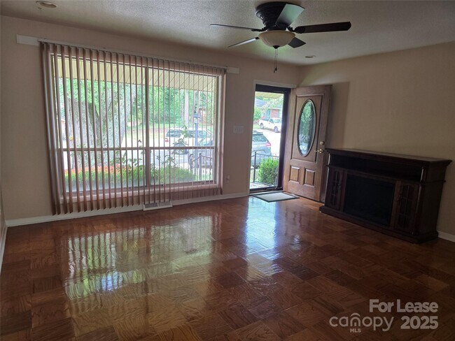Building Photo - 5027 Malibu Dr