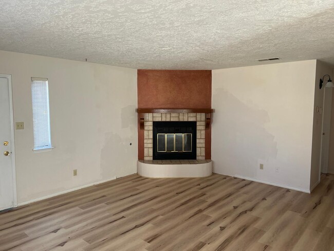 Building Photo - 5801 Lowell St NE