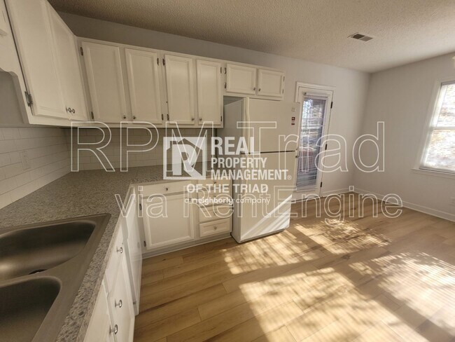 Foto del edificio - 1349 Brookwood Dr