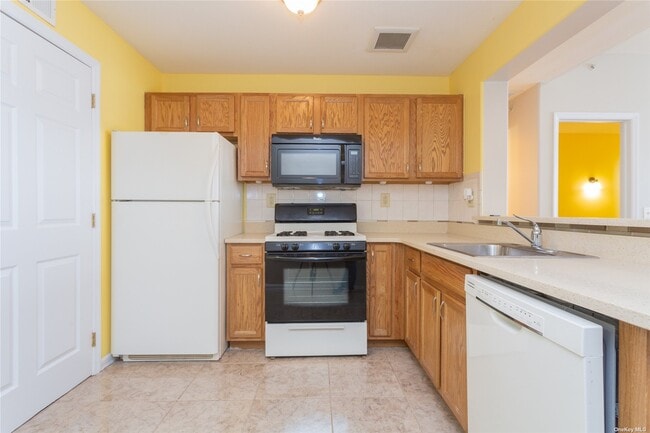 Building Photo - 76-05 Aquatic Dr