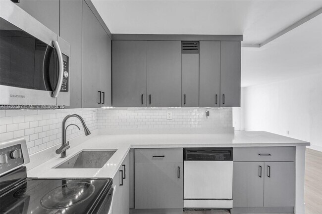 Foto del edificio - 6900 Bay Dr