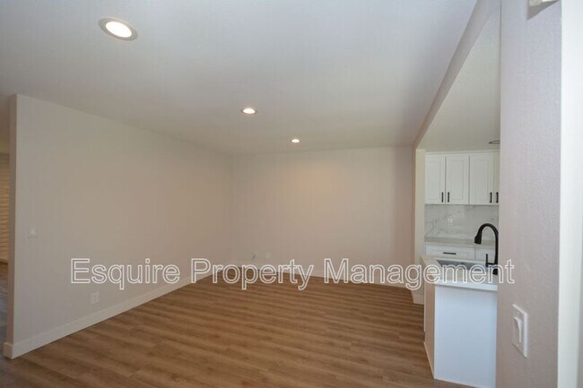 Building Photo - 3551 W Hemlock St