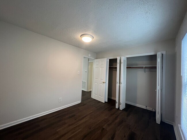 Foto del edificio - AVAILABLE TO SHOW!