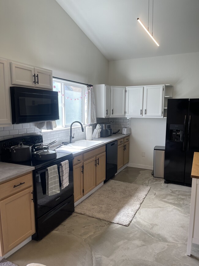Kitchen with diswasher - 911 W Main