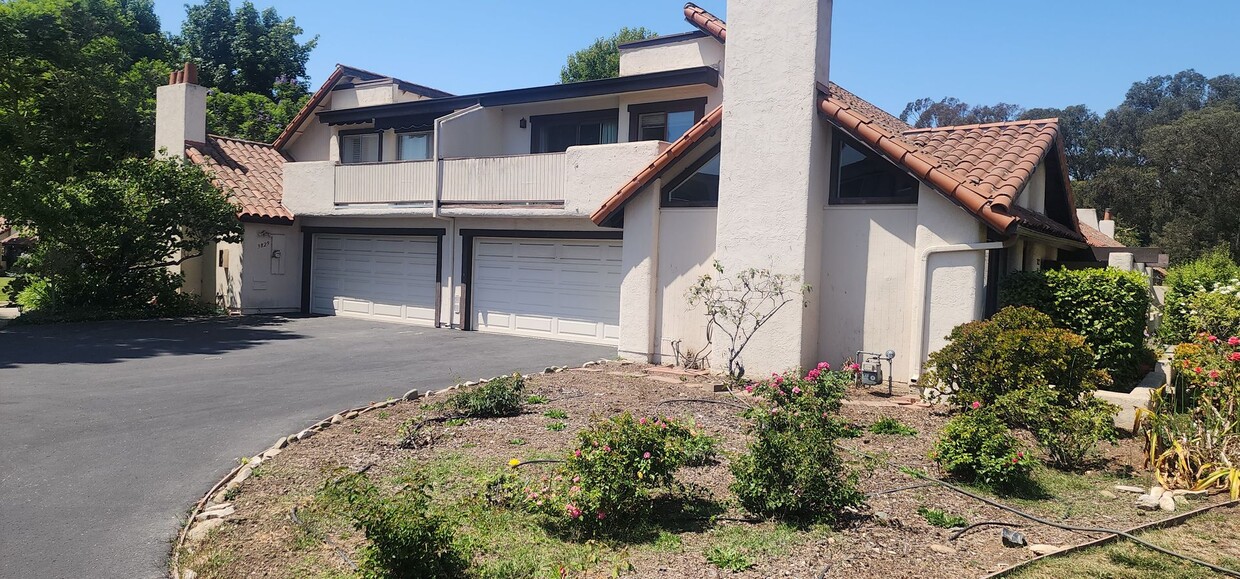 Foto principal - Fully furnished 2-bedroom, 2-bathroom town...