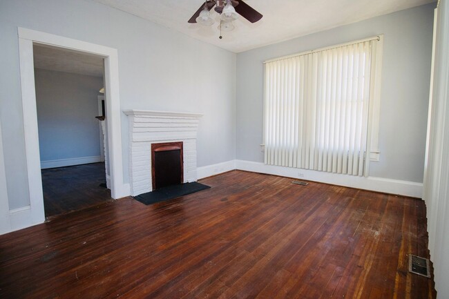 Building Photo - 3 Bedroom, 2 Bath Walking Distance to 5 Po...