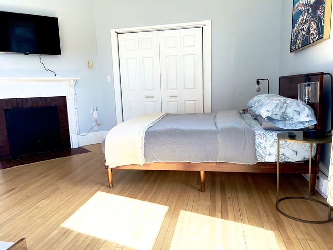 Studio Living Space - 283 Union St