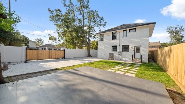 Building Photo - 2119 Isabella St