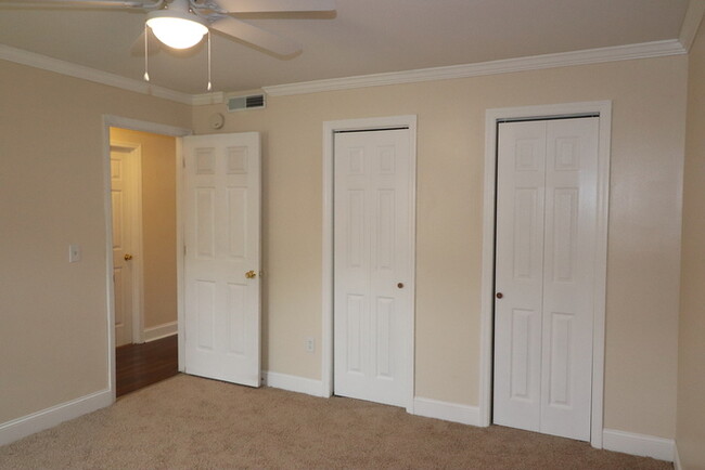 Building Photo - Honey Ridge Villas