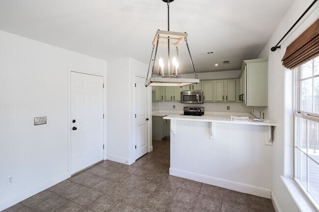 Building Photo - Gorgeous 3 Bed 2 Bath In Quiet Neighborhood