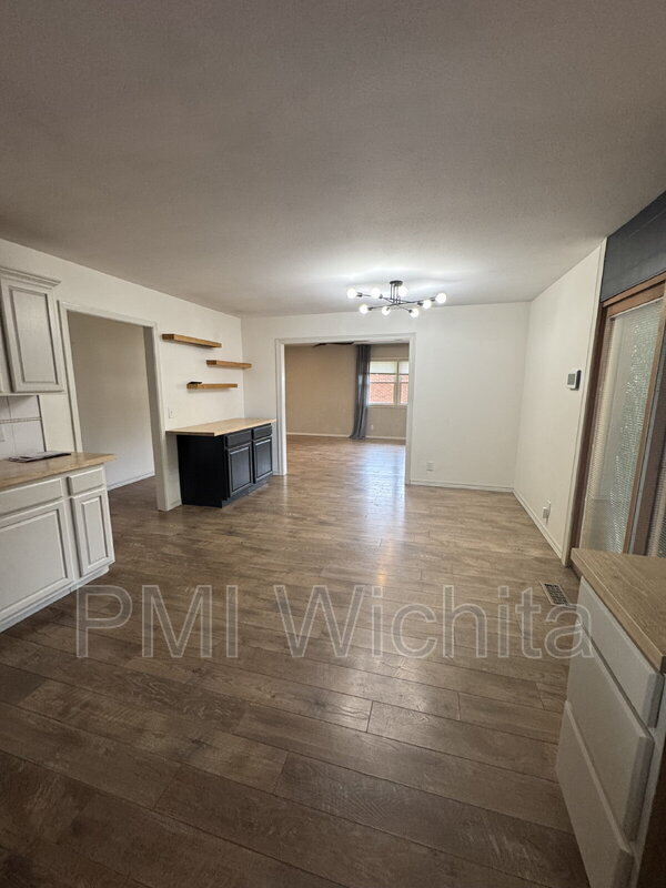 Building Photo - 840 N Waddington Ave