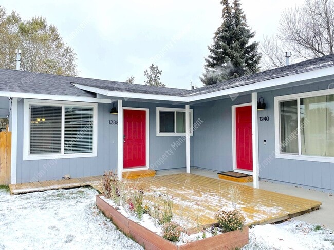 Building Photo - 2 BR in Redmond w/ huge yard