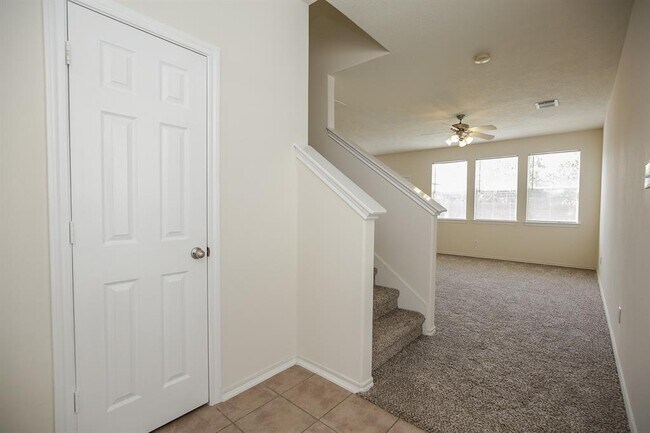 Building Photo - 25246 Finchgrove Ln