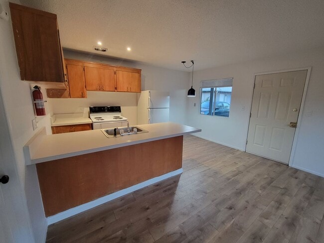 Building Photo - 1 Bedroom 1 Bath Triplex Unit in Los Molinos!