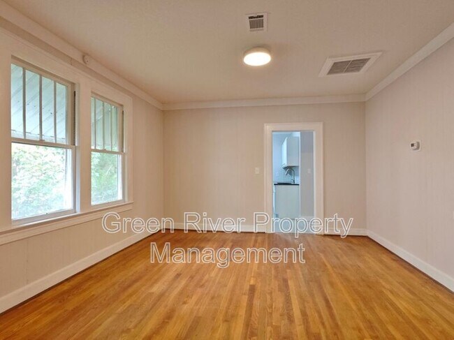 Building Photo - 643 Linwood Ave