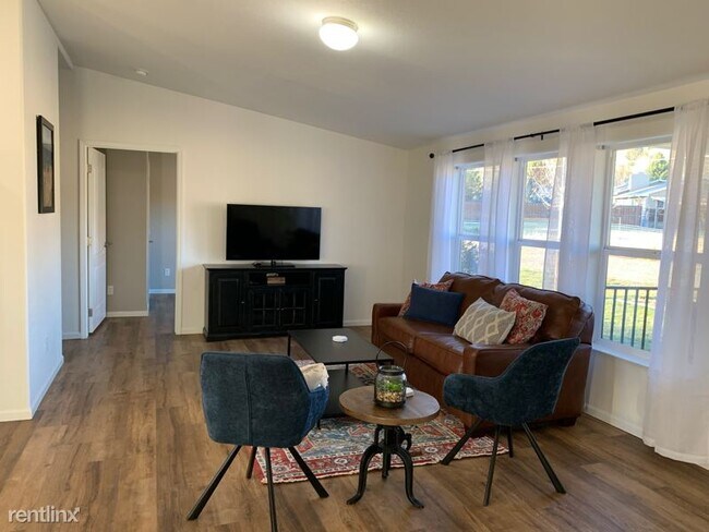Building Photo - 3 br, 2 bath House - 585 B 20 rd