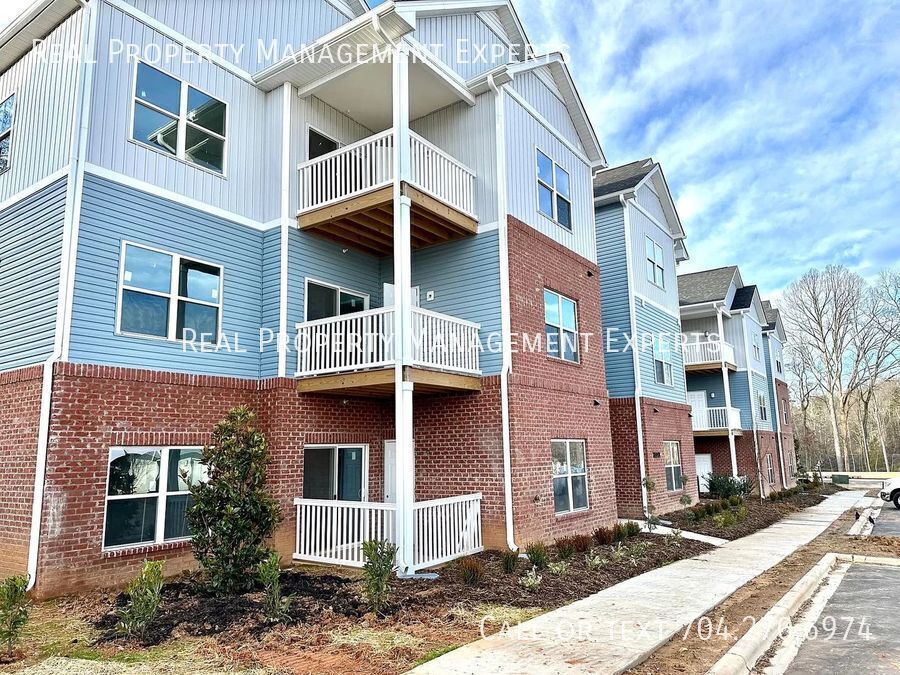 Primary Photo - 7023 Star Oaks Ln