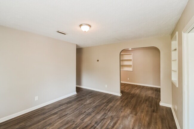 Foto del edificio - 5204 Mays Dr