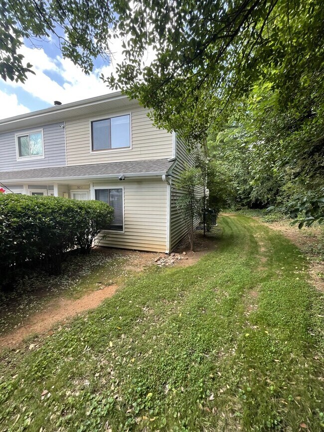 Foto del edificio - 5851 Shady Grove Cir