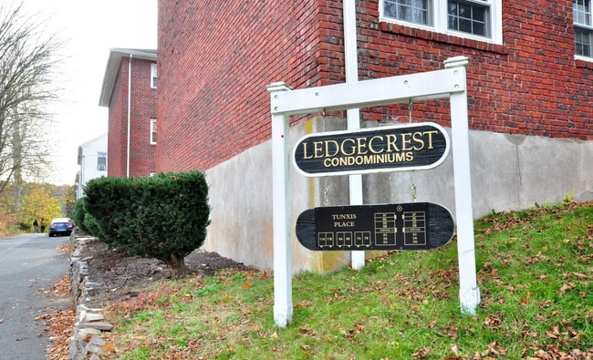 Building Photo - 5 Tunxis Pl