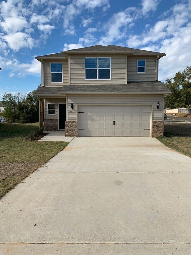 Building Photo - *SWEET SUMMERTIME SPECIAL* Three Bedroom |...