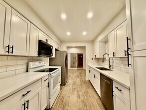 Building Photo - 11122 Village Bend Ln