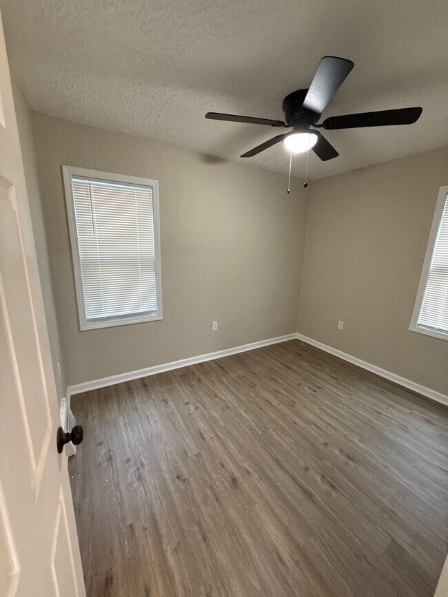 Foto del edificio - Renovated 3-Bedroom Home – We Welcome Sect...