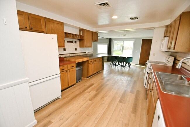 Foto del edificio - 3 bedroom 2 bath ranch style home in South Bend IN