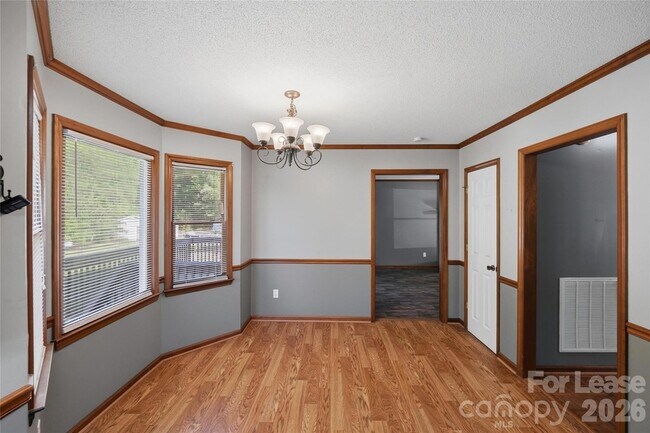 Foto del edificio - 319 Deep Forest Ct