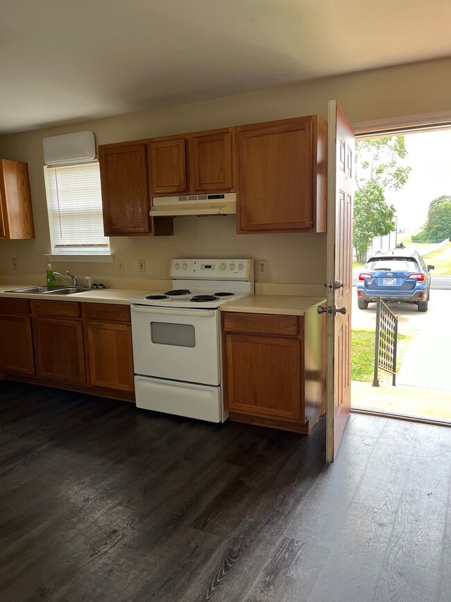 Building Photo - 2 bedroom 1 bath duplex