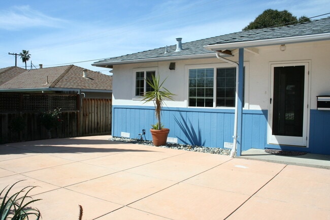 Foto del edificio - 3 Bedroom Home- Laminate Floors- Central A...