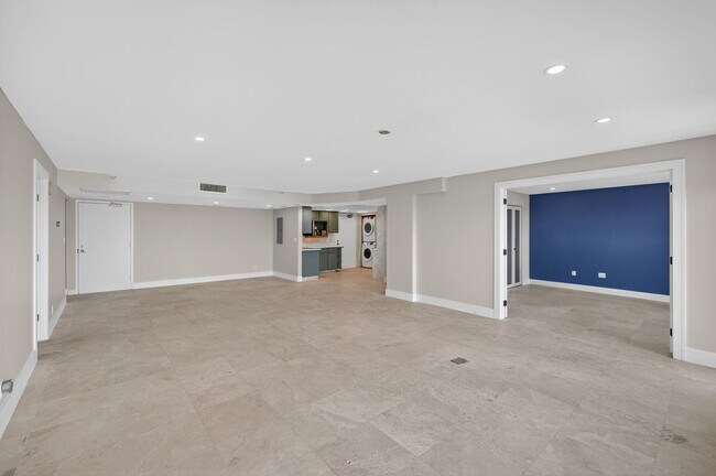 Building Photo - 3200 Port Royale Dr N